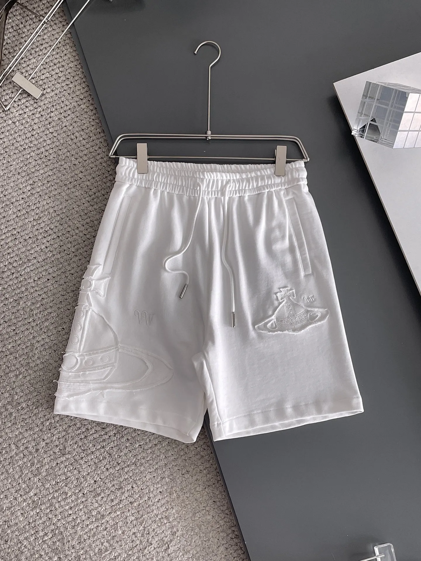 The Queen Mother's three-standard complete 2025 summer New Arrival men's casual shorts, advanced custom-made Breathable fabric, Breathable fabric, extremely stretchy and comfortable, impeccable details, top-grade accessories, original logo design concept, delicate and soft feel! The upper body fit is awesome! Size: M-XXXL Please state your height and weight when ordering